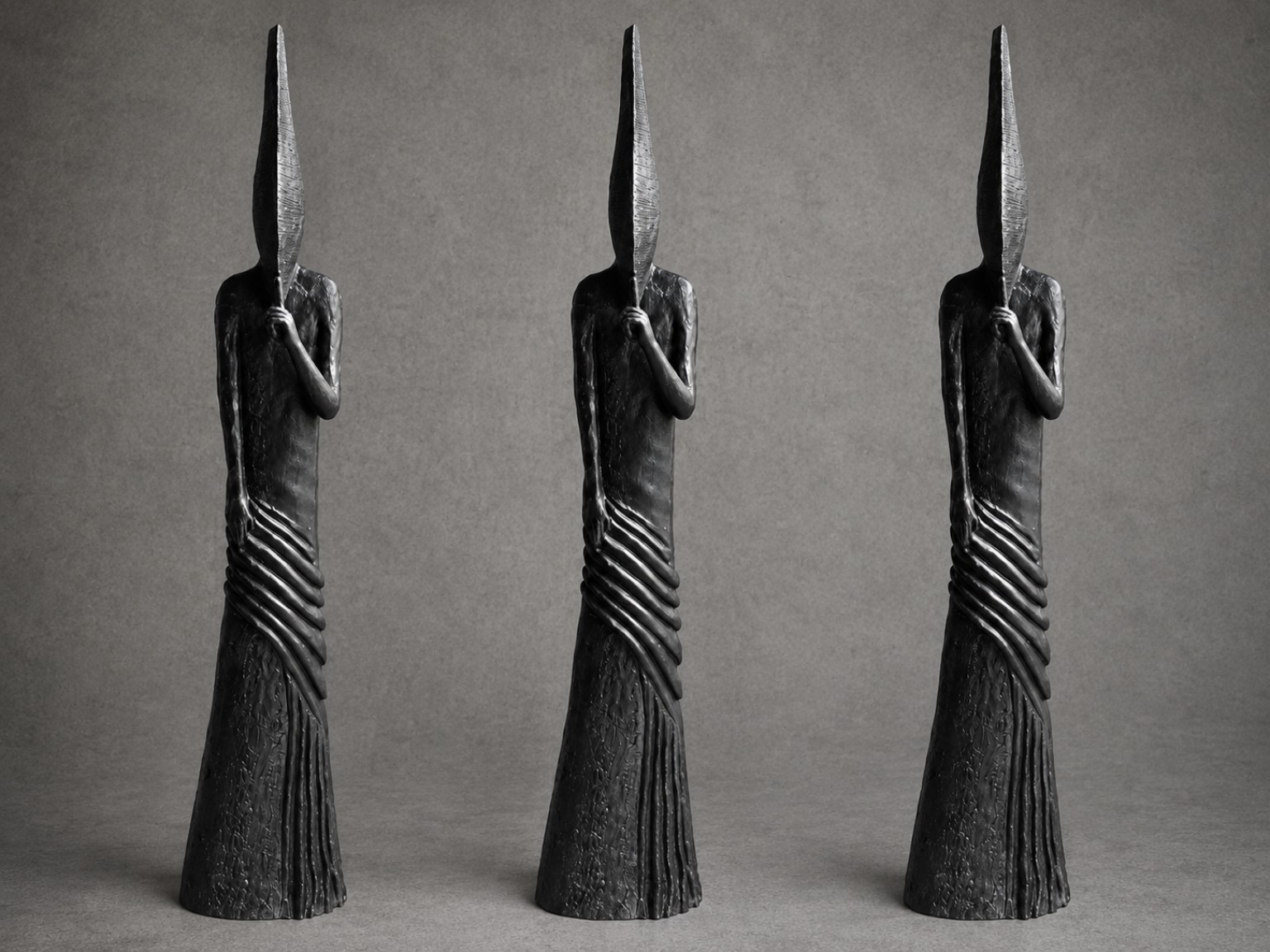 Trois figures Vecmus en bronze noir